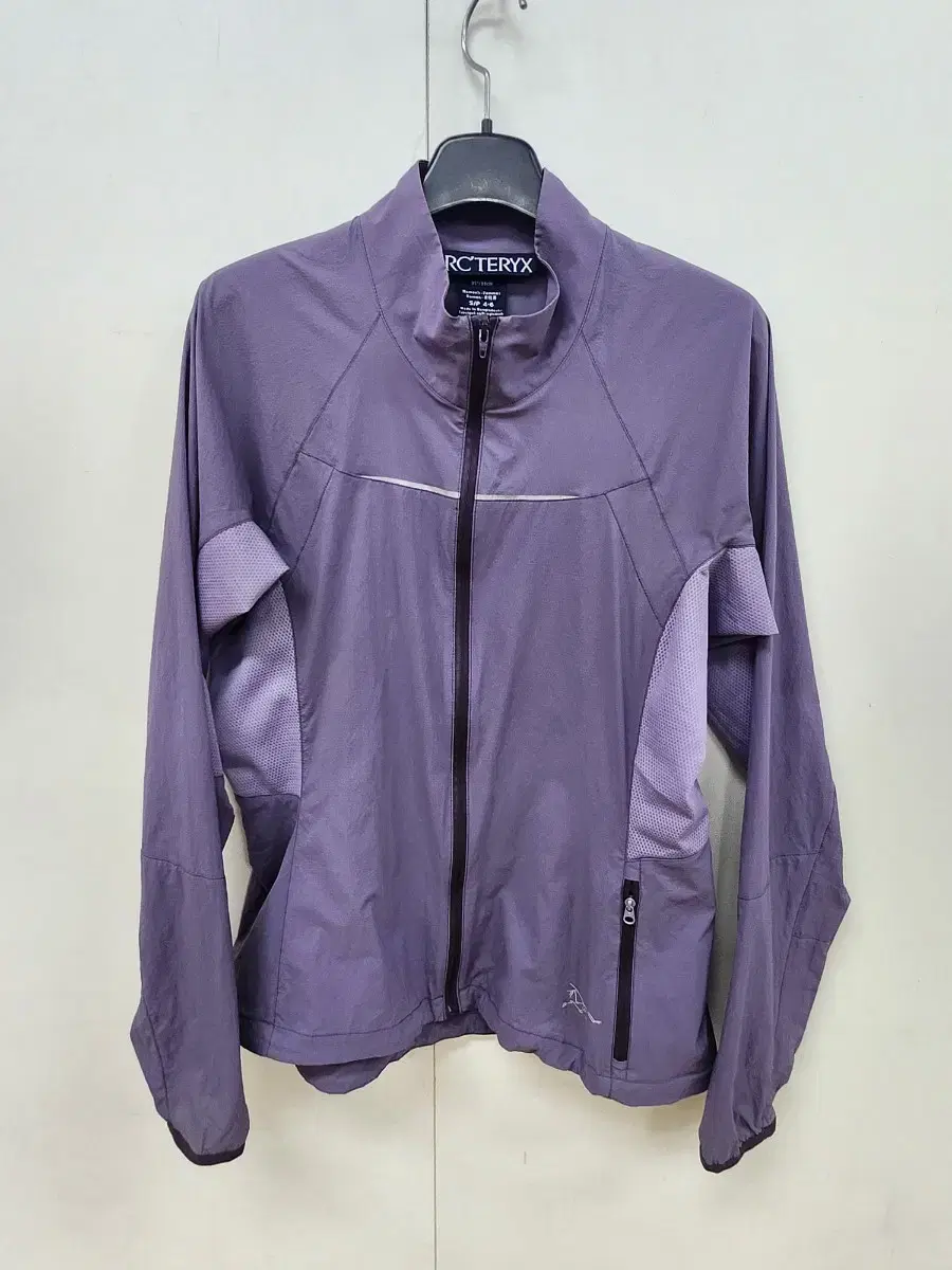 【レディース】アークテリクスパッカブルウインドブレーカー 本物です) Arc'teryx レディースパープルパッカブルナイロン